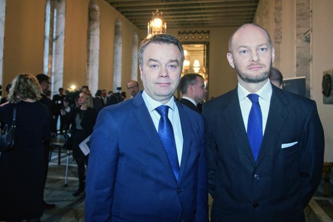 Janne Sankelo (kok.) ja Sampo Terho (sin.) osallistuivat sovussa sisällissodan muistohetkeen eduskunnassa tammikuussa. Tiistaina Terho syytti kokoomuslaisia provokaatiosta, jonka tarkoitus oli kriisiyttää ja kaataa hallitus. Kokoomuslaiset eivät kertoneet hänelle etukäteen loikkauksesta. KUVA: KIMMO PENTTINEN