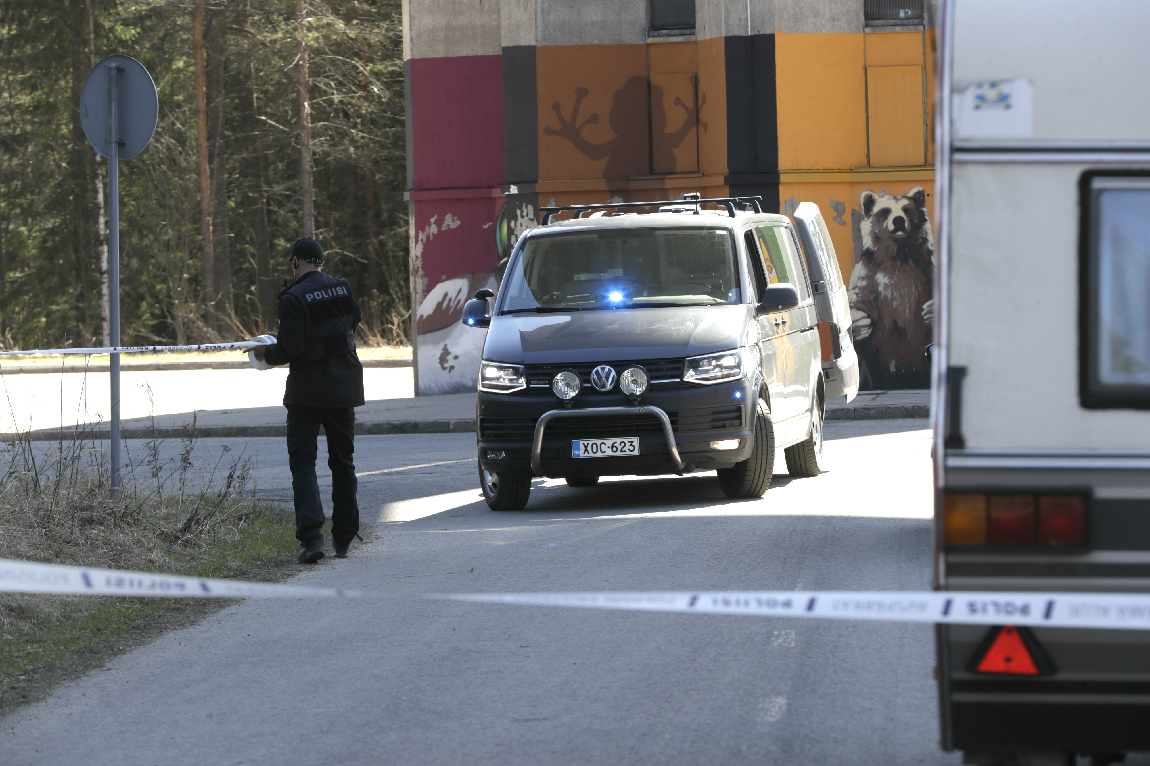 Puolinvälinkankaan vesitornilla ja lähialueella on menossa poliisioperaatio. Kuva on otettu puolenpäivän aikaan.