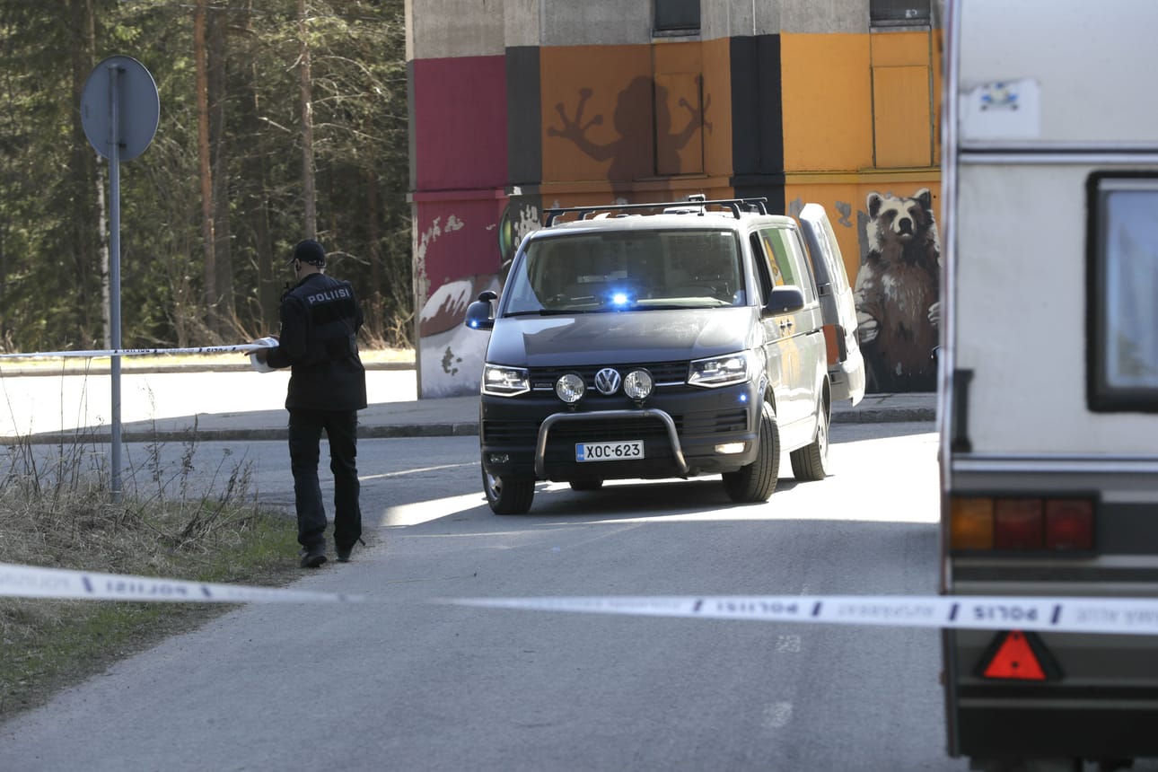 Puolinvälinkankaan vesitornilla ja lähialueella on menossa poliisioperaatio. Kuva on otettu puolenpäivän aikaan.