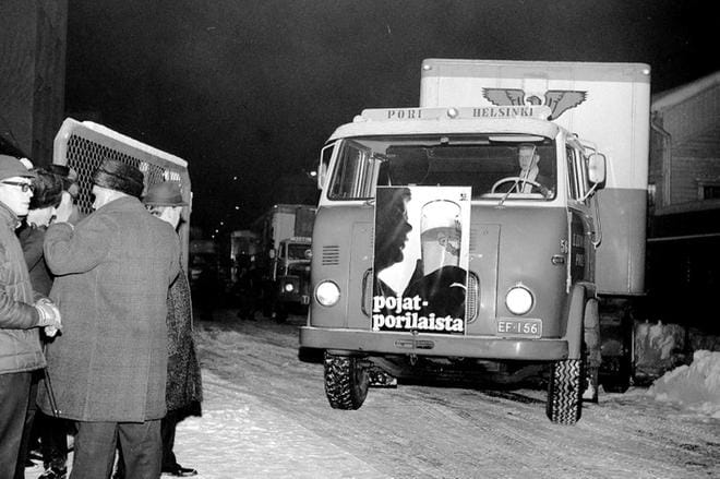 Keskioluen vapauttaminen vuonna 1969 oli suuri muutos suomalaisessa olutkulttuurissa. Porissa oluttehtaan portille kerääntyi kansaa katsomaan, kun rekkaletka lähti kuljettamaan "porilaista" ruokakauppoihin eri puolille maata. KUVA: Arkisto