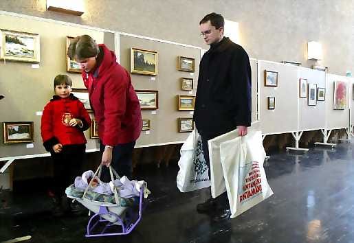 Oulussa Yhteisvastuukeräykseen saattoi osallistua ostamalla taidetta. Tässä näyttelyä katsastavat Hanna ja Markku Juntti lastensa Kaisan ja Miikan kanssa.