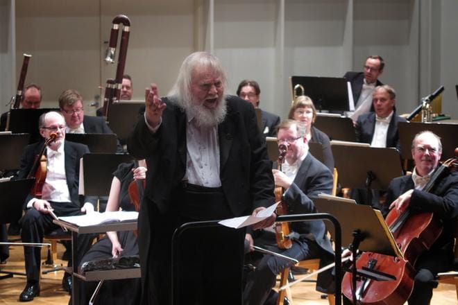 Leif Segerstam yllätti yleisönsä sinfoniakonserttinsa lopussa. KUVA: ANNE PUUMALA