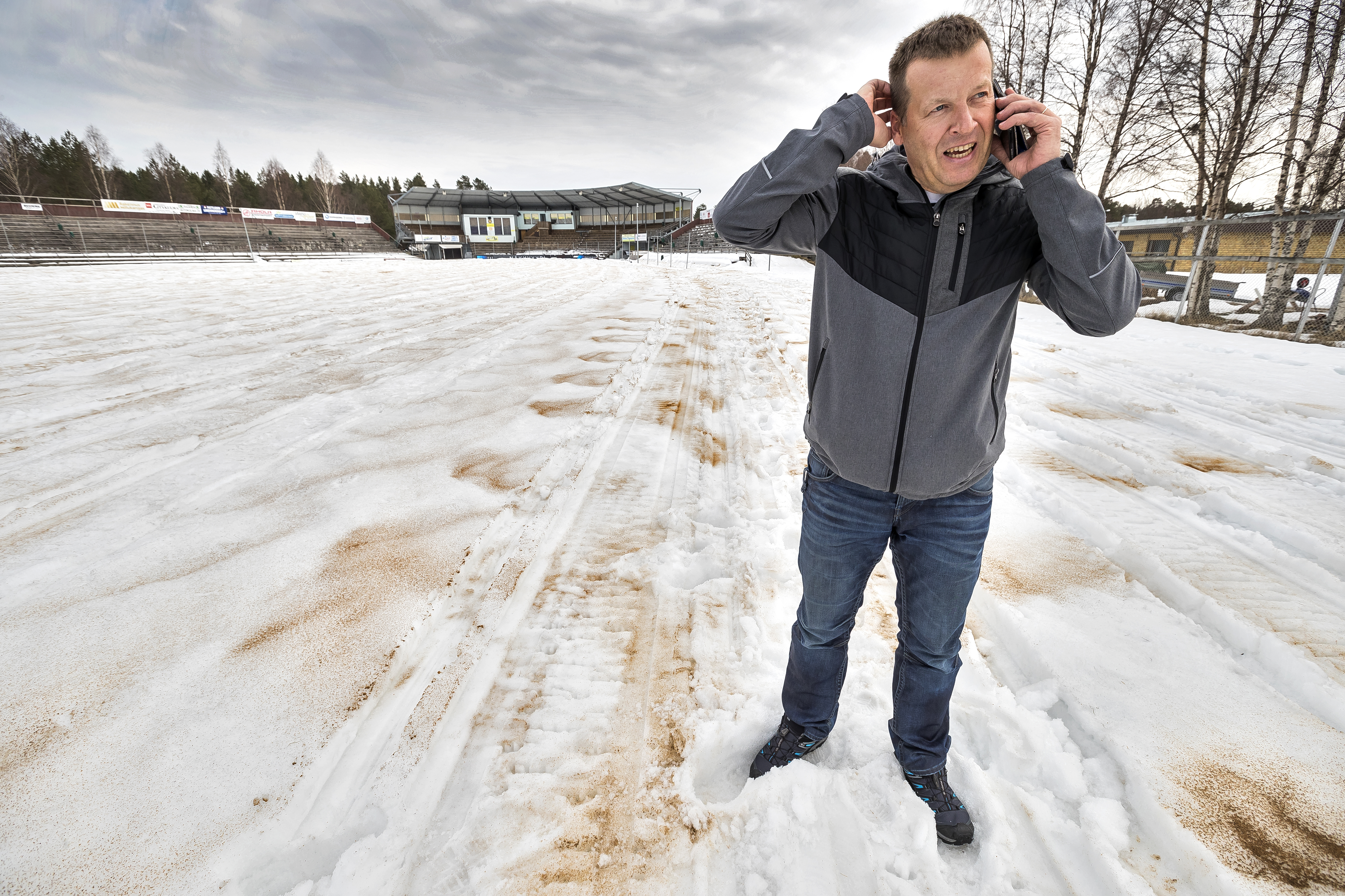 Pelinjohtaja Juha Karjaluoto otti nietosten keskeltä puhelun kaupunginjohtaja Ari Nurkkalalle.