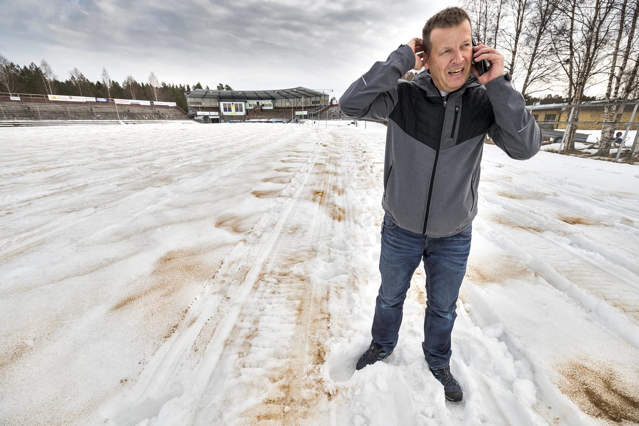 Pelinjohtaja Juha Karjaluoto otti nietosten keskeltä puhelun kaupunginjohtaja Ari Nurkkalalle.