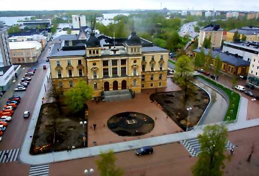 Oulun kaupungintalolla kokoontuvasta valtuustosta ei nouse esiin suuria linjanvetäjiä.