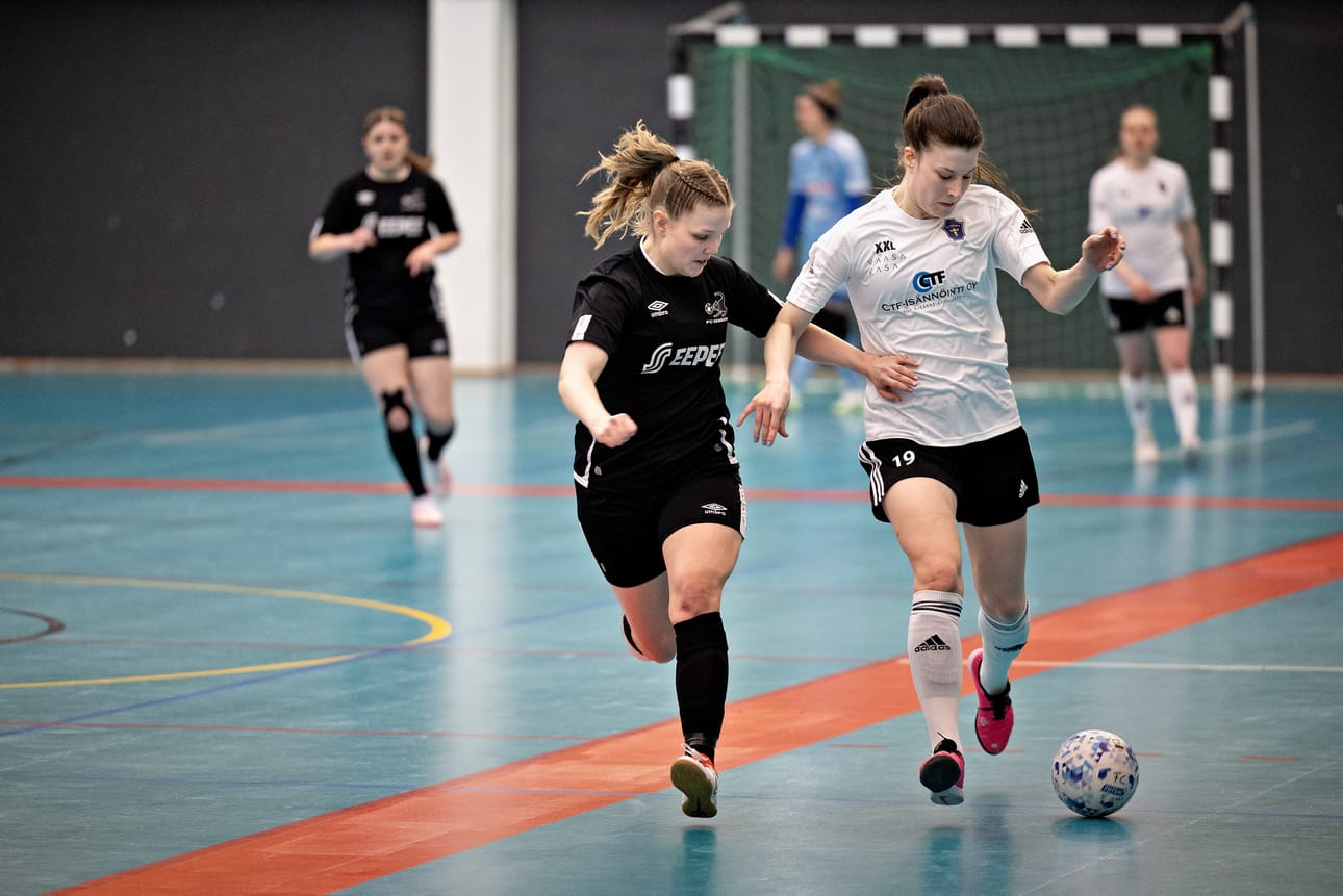 FC Seinäjoki ja FC Sport Vaasa kohtasivat viime kaudella liigakarsinnoissa. Kuvassa Maiju Kuivila ja Anni Rintamäki. Arkistokuva.