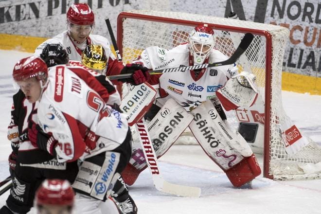 Tällaista rähinää ja tungosta oli välillä Sami Aittokallion vartioimalla Sportin maalilla tiistaina Jyväskylässä. Sport venyi voittajaksi maalein 3–4. KUVAT: AGATA ANTTONEN / KESKISUOMALAINEN