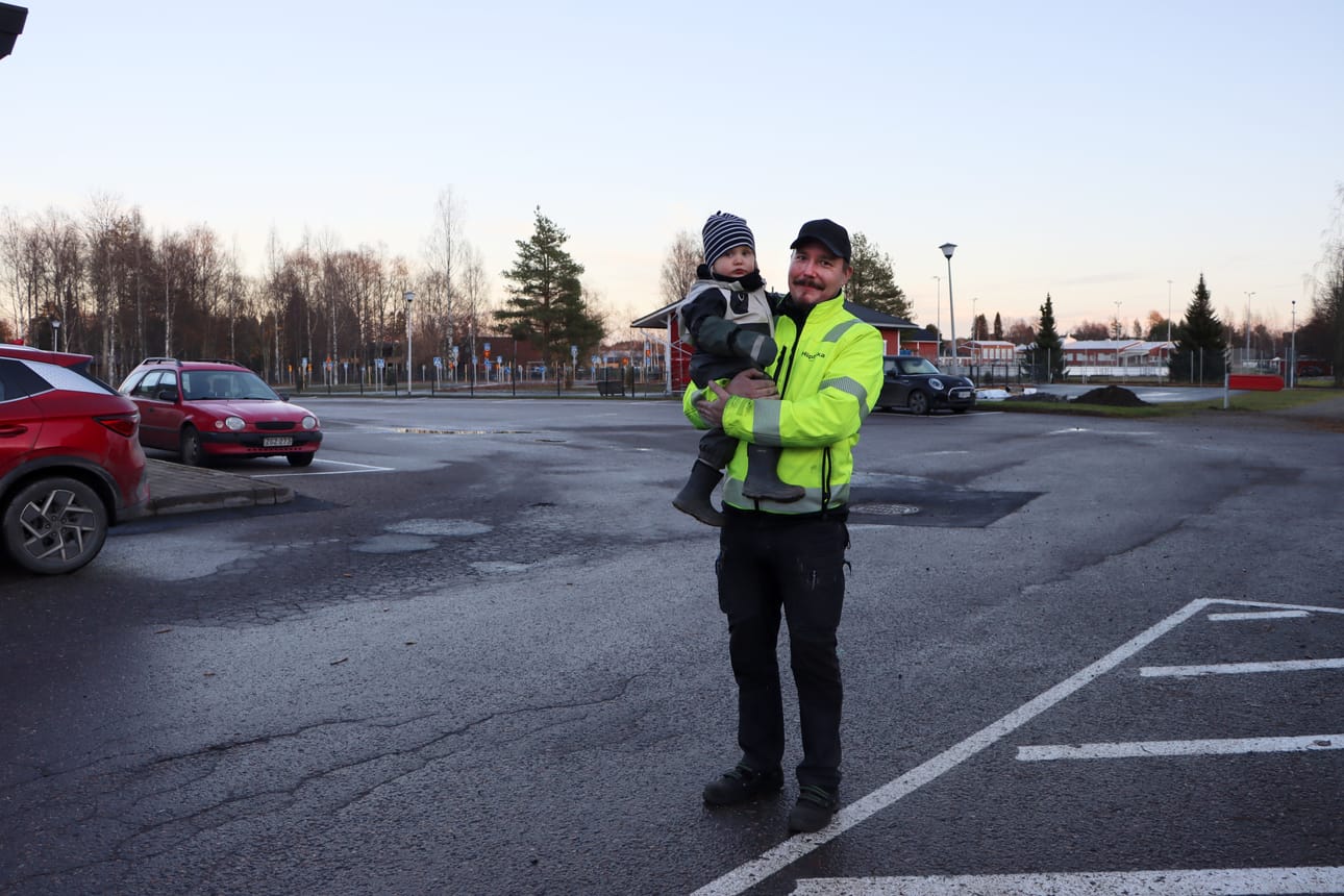 Joni Sillanpää ja Eino, 2, odottavat innolla liikennepuiston valmistumista.