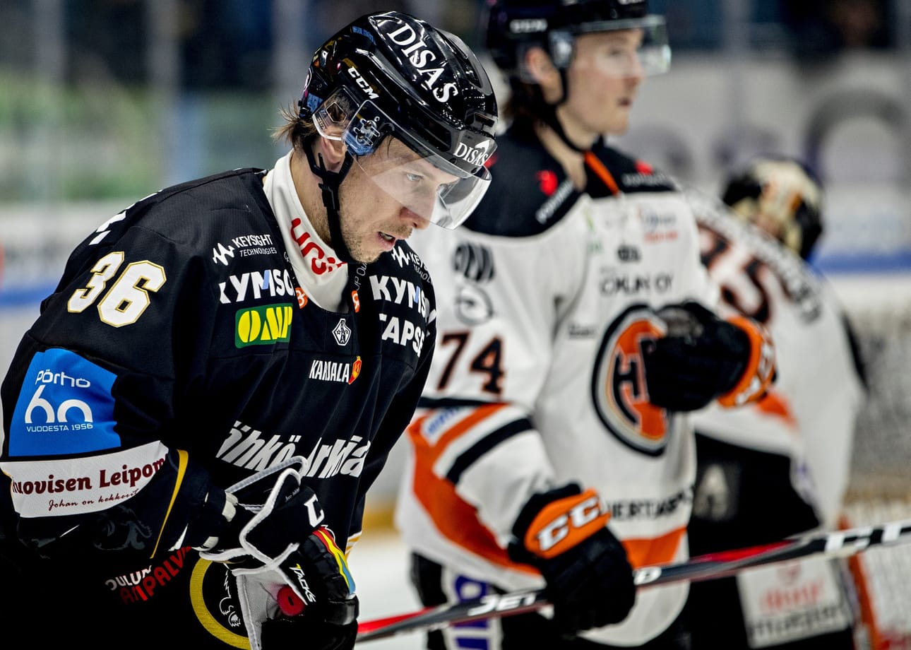Kärppien pudotuspelikevään toiseksi paras pistemies Jussi Jokinen on pelannut jo useamman pelin kiikaritehoilla. Aukeaako pistetili jälleen Hämeenlinnassa.