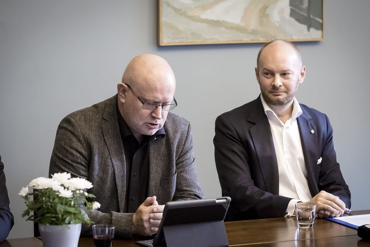 Siniset piti ministeriryhmänsä kokousta Turussa perjantaina ja esitti lisää poliiseja ja tukea poliisikoululaisille. Sinisten puheenjohtaja Sampo Terho (oik.) ihmettelee, kun sisäministeri Kai Mykkänen (kok.) ei tue esityksiä. Kuvassa vasemmalla työministeri Jari Lindström.