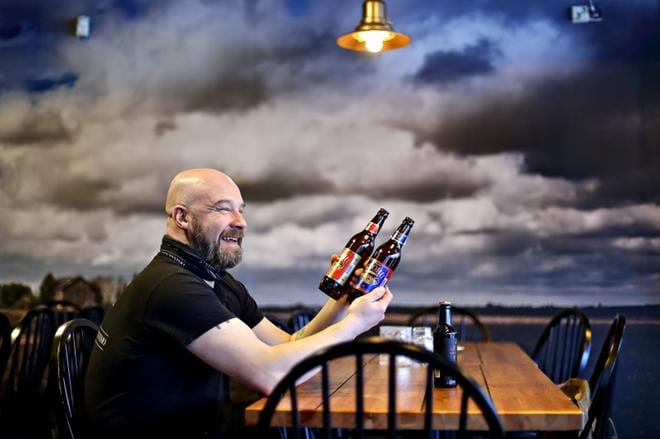 Panimomestari Jyri Ojaluoma on tehnyt reseptit kaikkiin Mallaskosken panimon oluisiin 20 vuoden aikana. Hänen käsiaalansa olivat myös ensimmäisinä ravintoloihin tarjolle viedyt Kuohu-oluet. Nykyään Mallaskoskella tehdään muun muassa tynnyrikypsytettyjä oluita. Kuva: Tomi Kosonen.