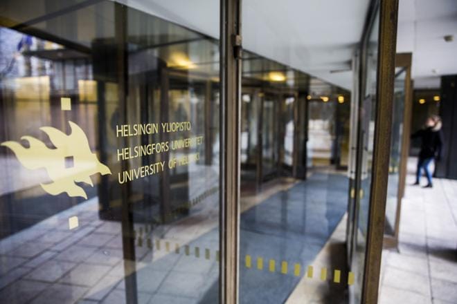Suomessa on leikattu koulutus- ja tutkimusmenoja enemmän kuin muissa yhtä vauraissa maissa. Leikkausten ja yliopistolain tuomien muutosten seuraukset näkyvät nyt, kirjoittavat oikeushistorian ja roomalaisen oikeuden professori Jukka Kekkonen, kansainvälisen politiikan professori Heikki Patomäki ja kuluttajaekonomian professori Visa Heinonen.