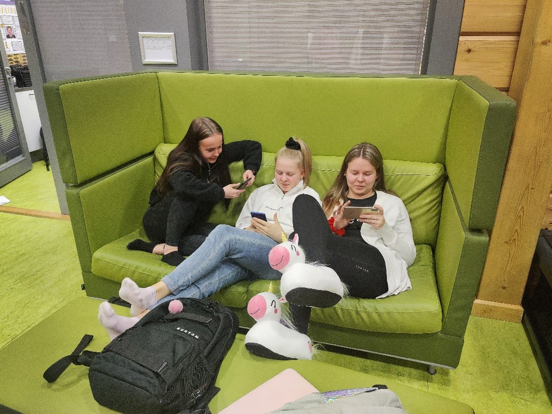 Essi Hinkula, Viivi Syrjä ja Aino Ojala valmistautuvat seuraavalle oppitunnille. He ovat olleet tyytyväisiä Pudasjärven lukioon. Ainon Mielestä oman kaupungin lukio tarjoaa hyvät opiskelumahdollisuudet ja on taloudellisesti järkevä vaihtoehto. Viivi opiskelee ilmailulinjalla.