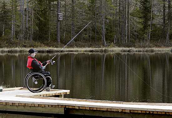 Tänään ei tärpännyt, mutta läheltä piti. Vaaralammen uusi laituri saa kehuja Jussi Kokolta, joka vammautui liikenneonnettomuudessa 12 vuotta sitten. Nyt kalaan pääsee pyörätuolillakin.