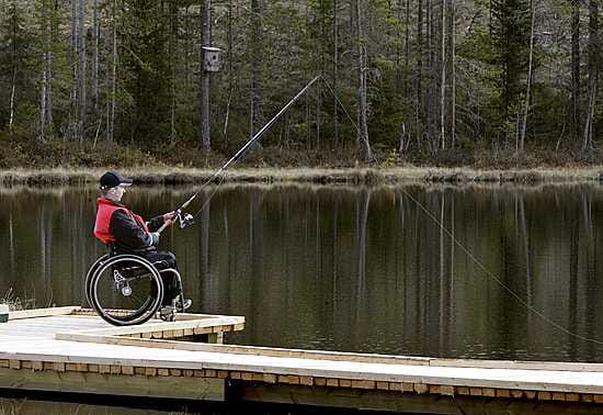 Tänään ei tärpännyt, mutta läheltä piti. Vaaralammen uusi laituri saa kehuja Jussi Kokolta, joka vammautui liikenneonnettomuudessa 12 vuotta sitten. Nyt kalaan pääsee pyörätuolillakin.