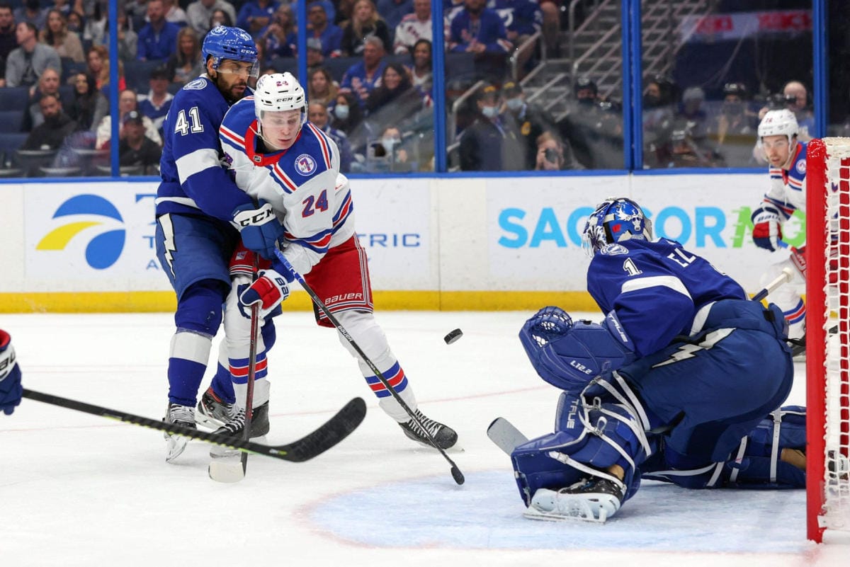 Tampa Bayn maalivahti Brian Elliott torjui New York Rangersin Kaapo Kakon (kesk.) edessä. LEHTIKUVA / AFP