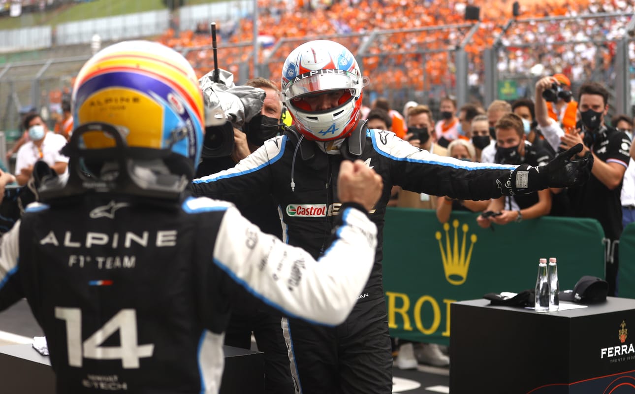 Esteban Ocon (oik.) syöksyi halaamaan tallikaveriaan Fernando Alonsoa.