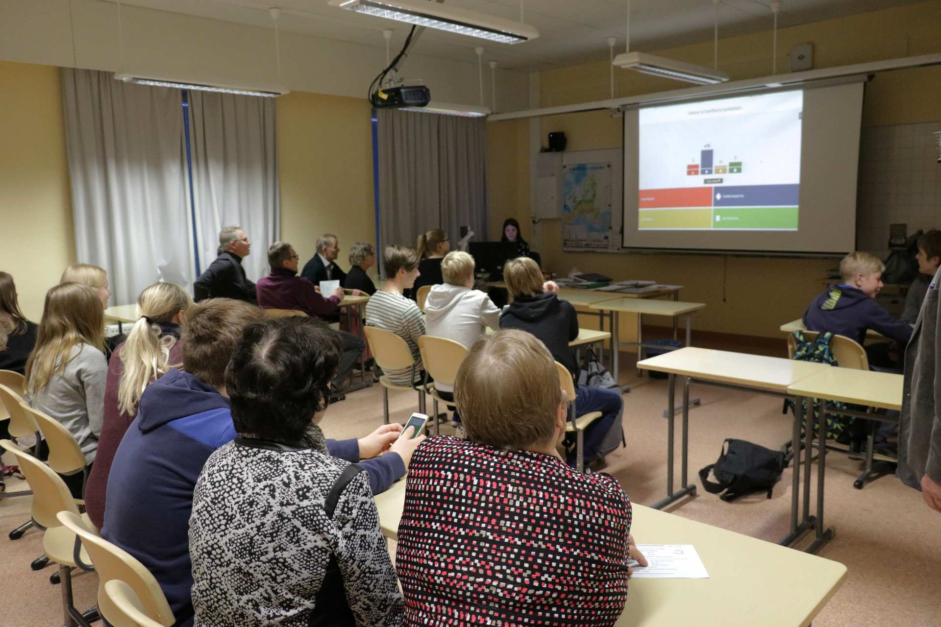 Oppilaat olivat valmistelleet tietovisan, jossa oppilaat ja isovanhemmat kilpailivat toisiaan vastaan joukkueissa,
