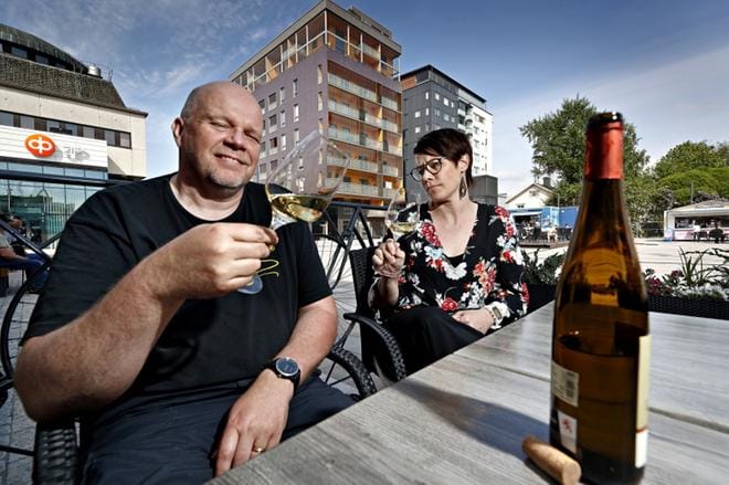 Seinäjoen Viiniseuran nykyinen puheenjohtaja Irene Turenius sekä seitsemän vuoden takainen puheenjohtaja Jarkko Haukkala maistelevat valkoviiniä, joka tuo mieleen ruuan. – Tämä olisi hyvää parsan kanssa. KUVAT: KARI LÖFHJELM