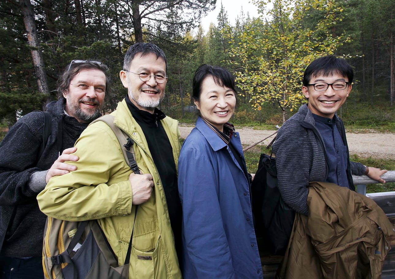 Jukka Tarkiainen (vas.) opasti Inariin suuntautuneelle ruskamatkalle, josta Tokio Maruyama, Yoshiko Maruyama ja Ishikura Toshiaki nauttivat.