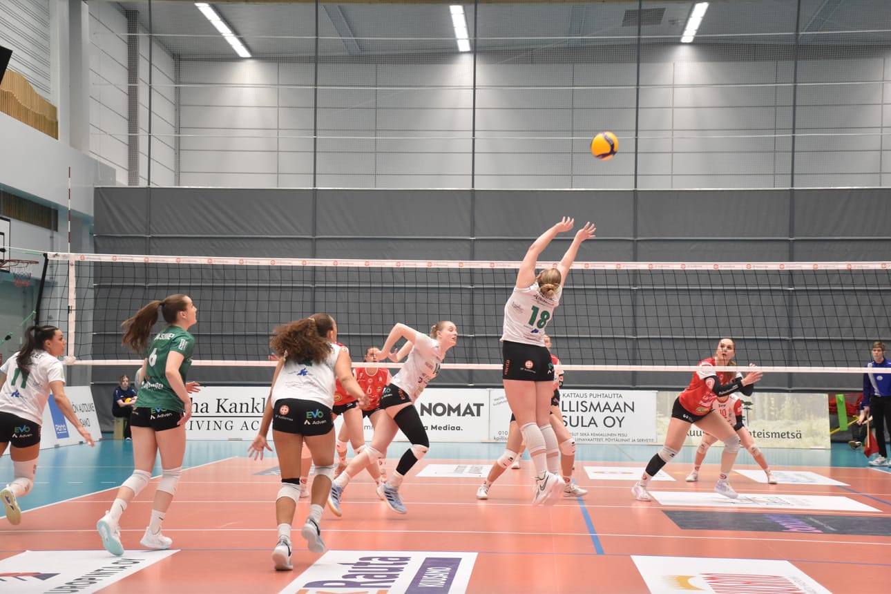 Pölkky Kuusamon ja LP Kangasalan välieräsarja käynnistyy ensi viikon torstaina. Kuva on 28. helmikuuta Kuusamossa pelatusta runkosarjan ottelusta, jonka kotijoukkue voitti 3-1.