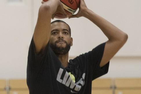 KarhuBasketin tavoitteista Eurokentillä. KB kohtaa Mestarien liigan ekalla karsintakierroksella romanialaisen CSM Oradean. Kuvataan pelaajat Bojan Sarcevic sekä Rene Rougeau, sekä päävalmentaja Jussi Laakso.