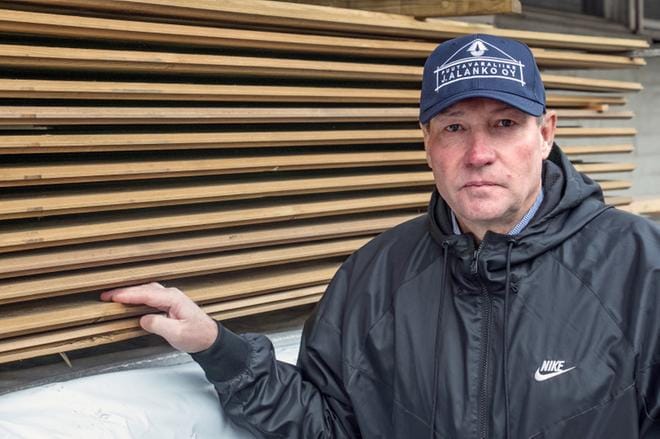 Toimitusjohtaja Jari Alanko on tehnyt puutavarakauppaa yli 30 vuotta ja yrityksellä on ollut toimipisteet Teuvalla, Kauhajoella, Laihialla ja Närpiössä. Nyt hän myi Närpiön ja Kauhajoen pois. KUVA: JORMA HAVULA