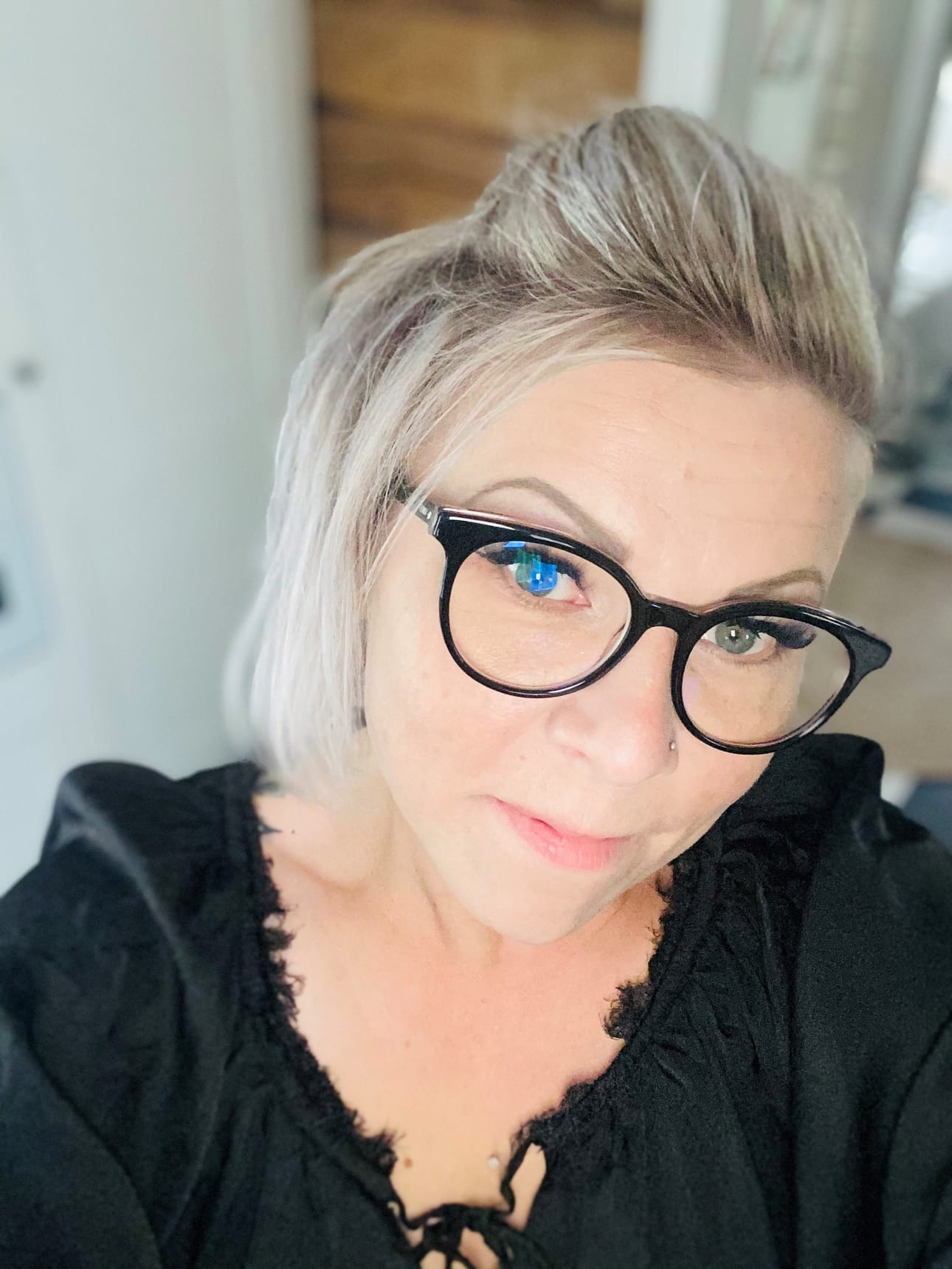 Katja Mäkinen aloitti uudessa työssä maanantaina. Hän otti itsestään kuvan puhelimella.