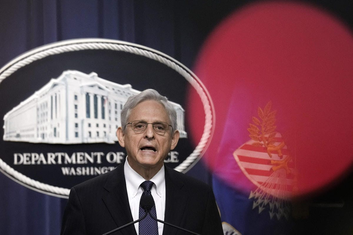 Oikeusministeri Merrick Garland kertoo hyväksyneensä itse päätöksen entisen presidentti Donald Trumpin kotiin tehdystä kotietsinnästä. LEHTIKUVA/AFP