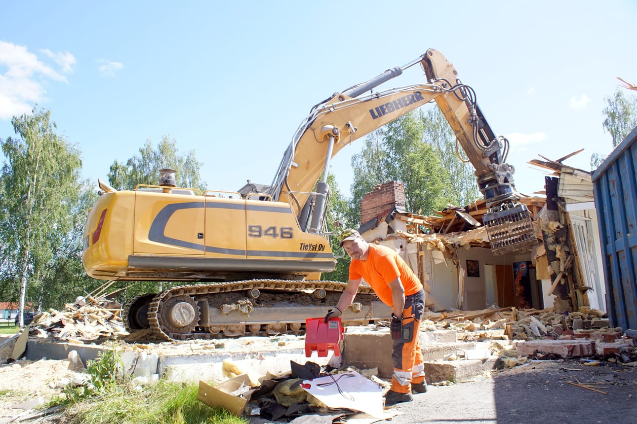 Oikopolun liikerakennus katoaa vauhdilla. Tieysi oy:n miehet Juhani Haarahiltunen (edessä) ja Veli-Matti Kallio arvelevat valmista tulevan ensi viikon lopussa.