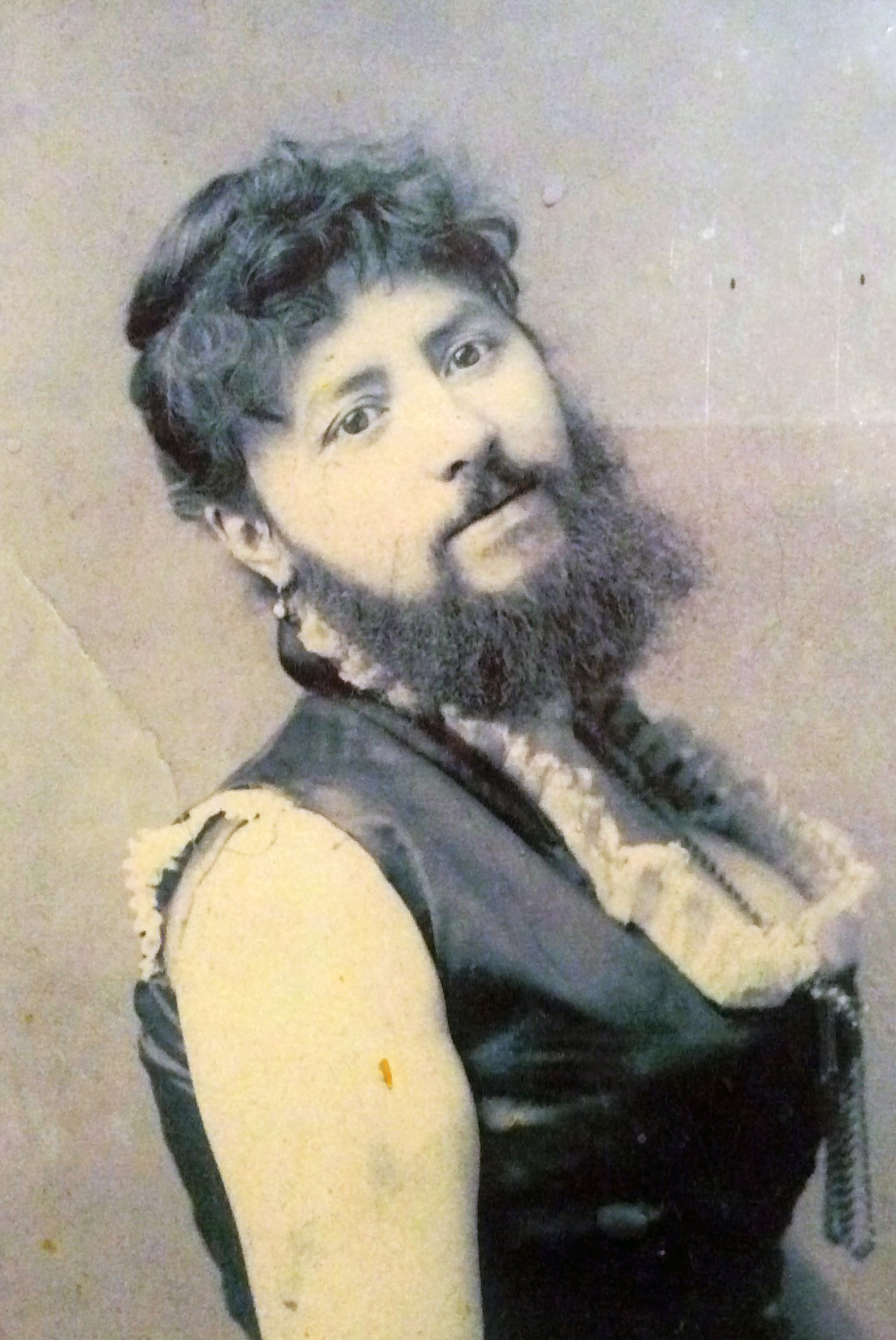 Parrakas Nainen -punkbändi on saanut nimensä yli vanhasta valokuvasta, jonka Susanna Rapinoja löysi isoäitinsä isän albumeista. Kuva on ostettu 1900-luvun alkuvuosina friikkisirkuksesta.