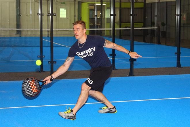 Joonas Ylipelkonen esittelee padelia, joka on tenniksen ja squashin yhdistelmä. KUVA: VESA RAUHALA