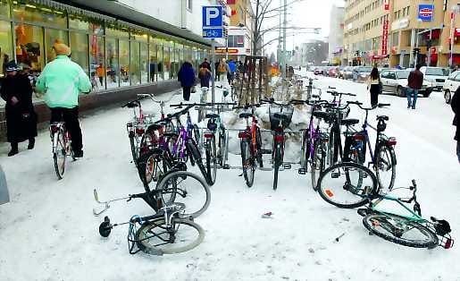 Pyörällä pääsee oven eteen. Jaloin-hankkeen kyselyssä suurin osa vastanneista halusi lisää tilaa ja telineitä ostos- ja asiointikohteiden yhteyteen.