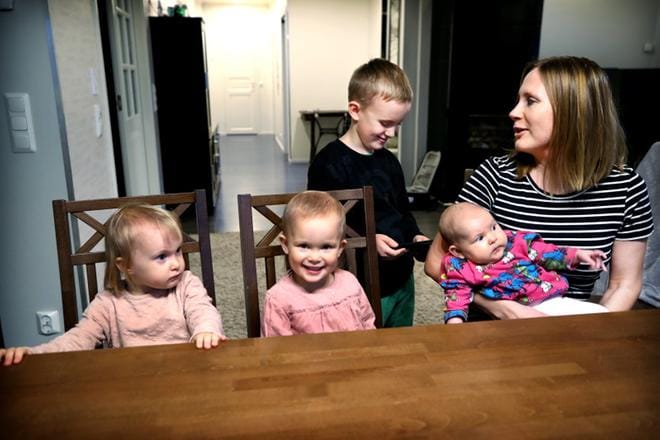 Seinäjokelainen Sirpa Kelja-Hylkinen on aina toivonut lapsia useamman kuin yhden. Perheen vauhtia pitävät yllä pian kolmevuotiaat Sofia ja Julia, esikoululainen Joel sekä perheen uusi tyttövauva. KUVA: JOUKO HÄNNINEN