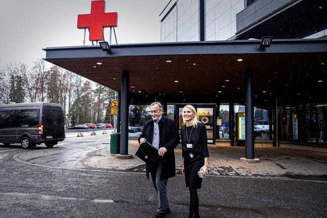 – Kunnat ovat tyytyväisiä perussopimukseen. On historiallista, että olemme sopimuksen kanssa jo näin pitkällä, sanovat Hans Frantz ja Marina Kinnunen. KUVA: PAULA KASKIMAA