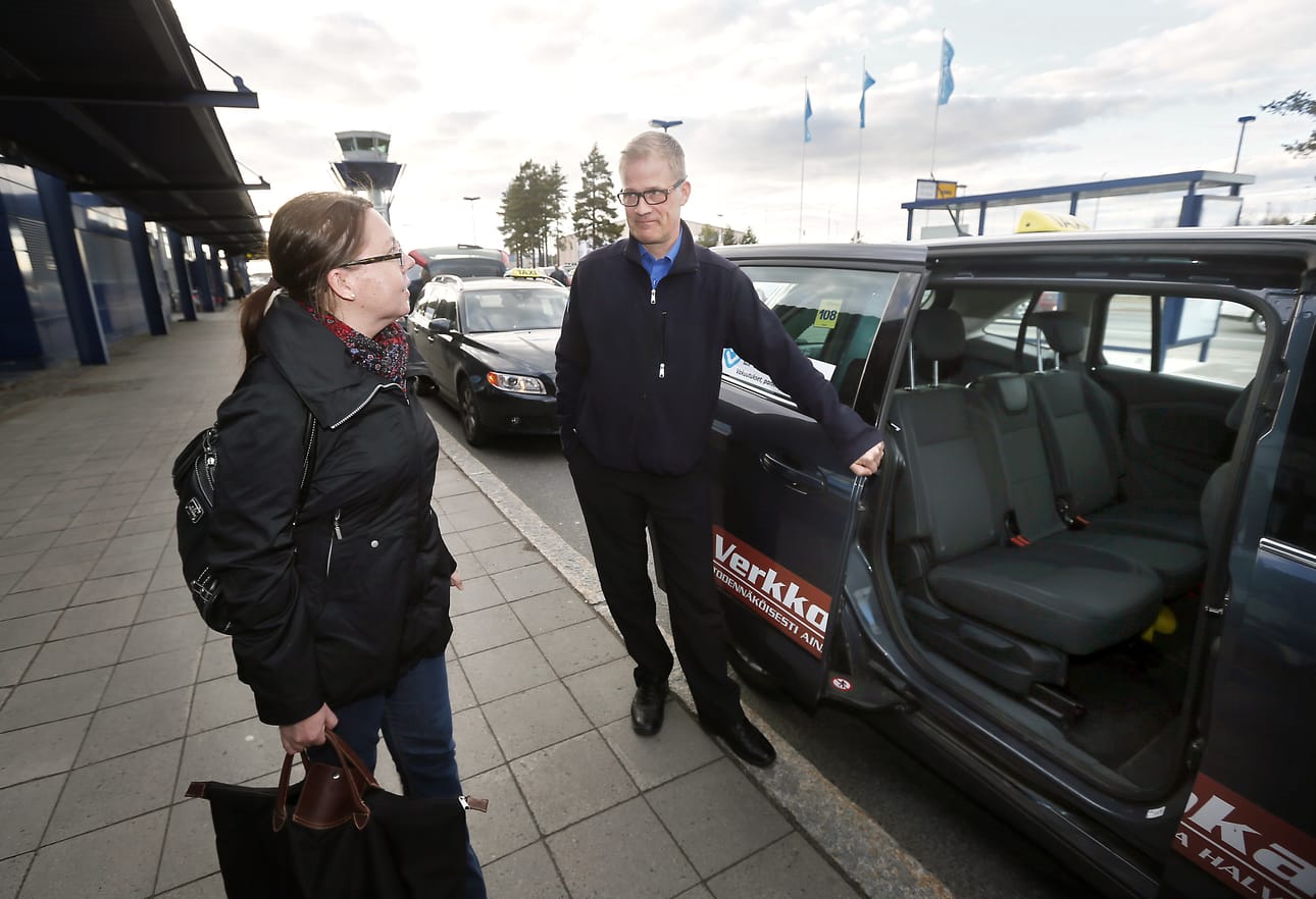 Seija Heikkilä hyppäsi sunnuntai-illan lentomatkan päätteeksi autoilija Marko Vähäsarjan taksikyytiin. Heikkilän työmatkat lentäen ovat vähentynyt kuten myös Vähäsarjan kyydit Oulun lentoasemalla.