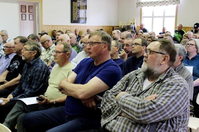 – Se on semmoista, että jossakin ihmiset asuvat ja myllyjä tulee. Tämä on todella tärkeä juttu kunnalle, vastasi Isojoen valtuuston varapuheenjohtaja Matti Saarikoski (toinen oik.) Pauli Kimpisalolle, joka kysyi eikö näin iso voimalarypäs ole herättänyt keskustelua Isojoen päättäjissä. KUVAT: LOTTA KALLIO