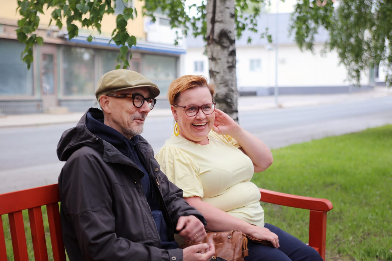 Jussi Siirilä ja Anu Kolmonen työstävät kirjojansa Kemissä. Kotiseutu heijastuu teksteihin aiheiden lisäksi esimerkiksi luontokuvauksessa, kielessä ja huumorissa.
