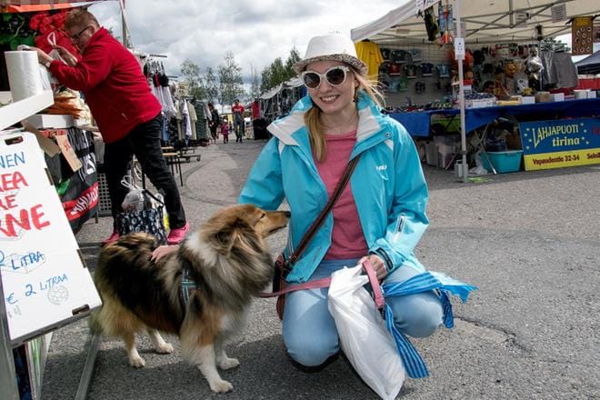 Marttaleena Suvanto kulki markkina-alueella Hertta-koiran kanssa. Ostoskassiin oli kertynyt muun muassa muumimuki ja pannu. KUVAT: JORMA HAVULA