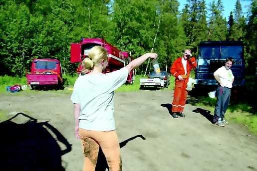 Tuolla. Komentopaikalla Maiju Haipus näyttää palomiehille, mitä reittiä hän saapui palopaikalta.