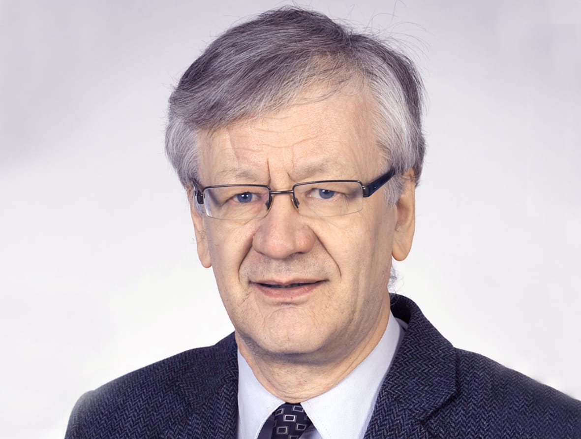 Hannu Mustakallio kertoo Tyrnävän kirkkoherranakin toimineesta isästään yleisötilaisuudessa lokakuussa.