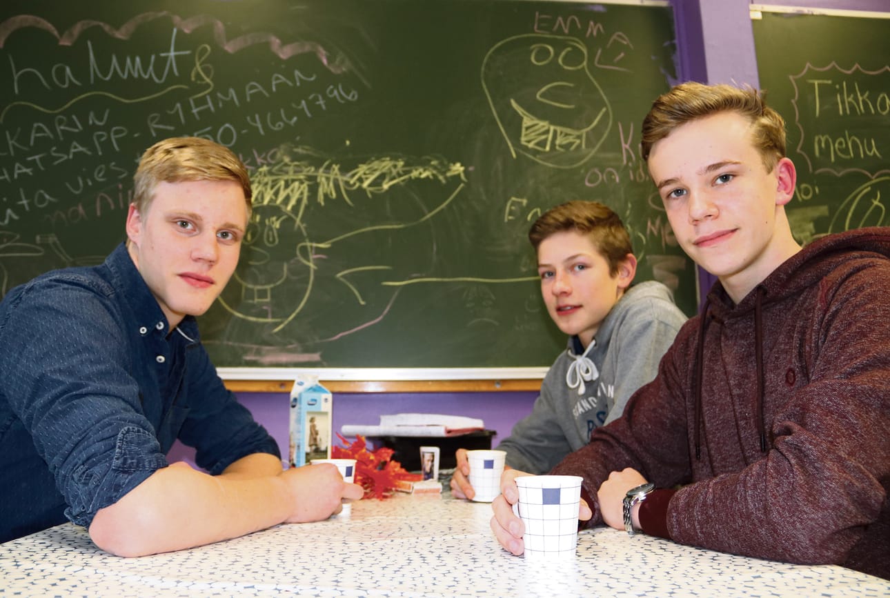 Joose Ylikosken (vasemmalla), Miska Saikkosen ja Eero Anttilan mukaan järjestäytymiskokouksessa kului paljon aikaa byrokraattiseen puoleen. ”Jospa me seuraavissa kokouksissa päästäisiin jo oikeisiin töihin”, nuoret toivoivat.