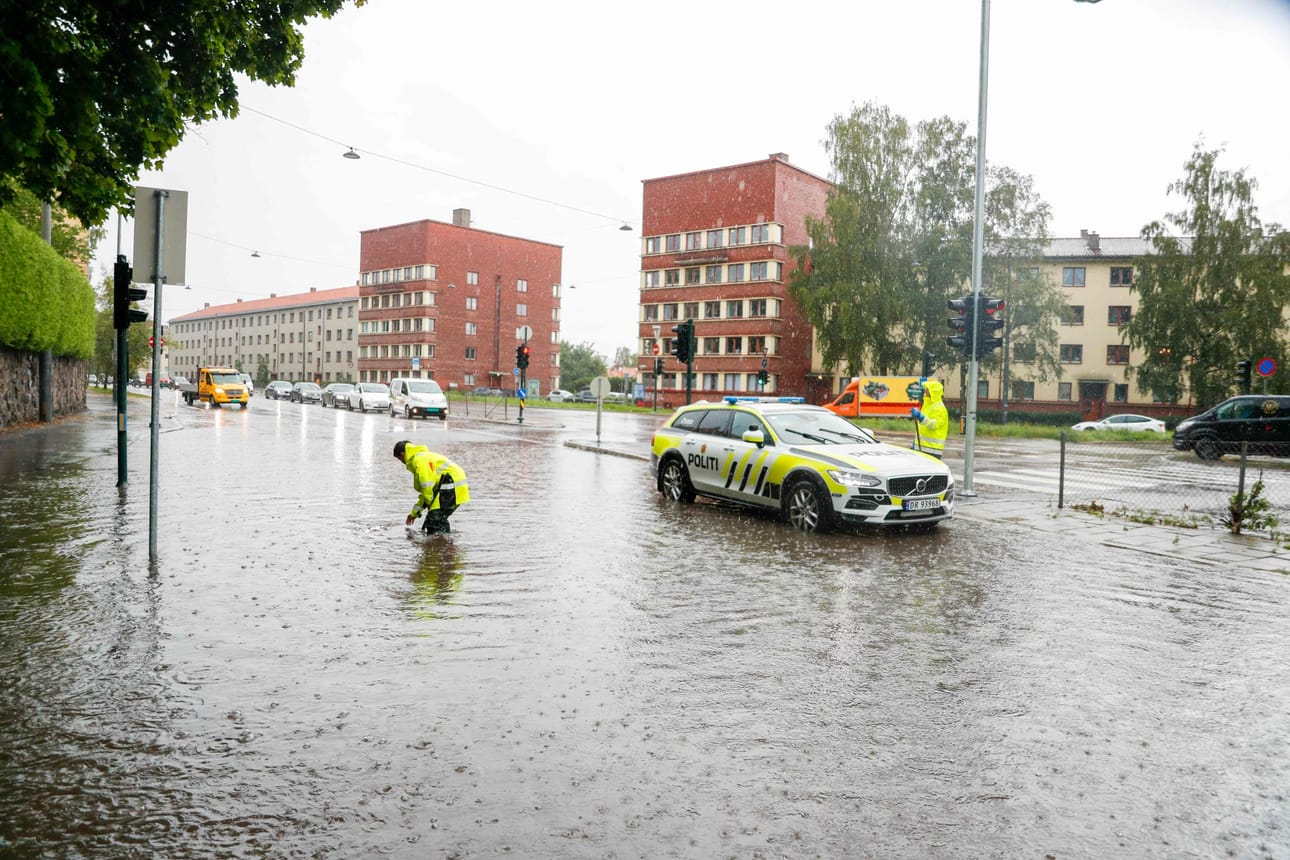 Oslon lähistöllä on viranomaisten mukaan evakuoitu ihmisiä ainakin 26 taloudesta rankkasateiden aiheuttamien tulvien takia. Kuva on Oslosta maanantailta. LEHTIKUVA / AFP