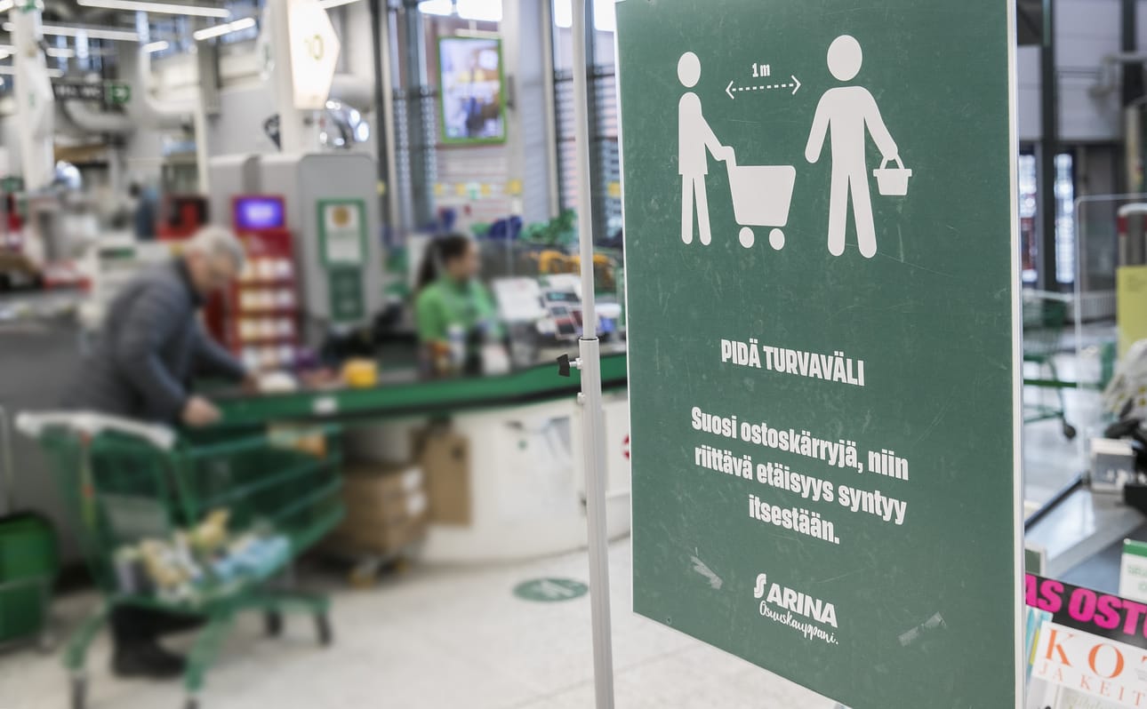 Prisma Linnanmaa ohjeistaa asiakkaita turvaväleistä muun muassa kyltein, kuulutuksin ja lattiatarroin. Silti kassoilla ostoksia pakatessa riittävän etäisyyden pitäminen välillä unohtuu.