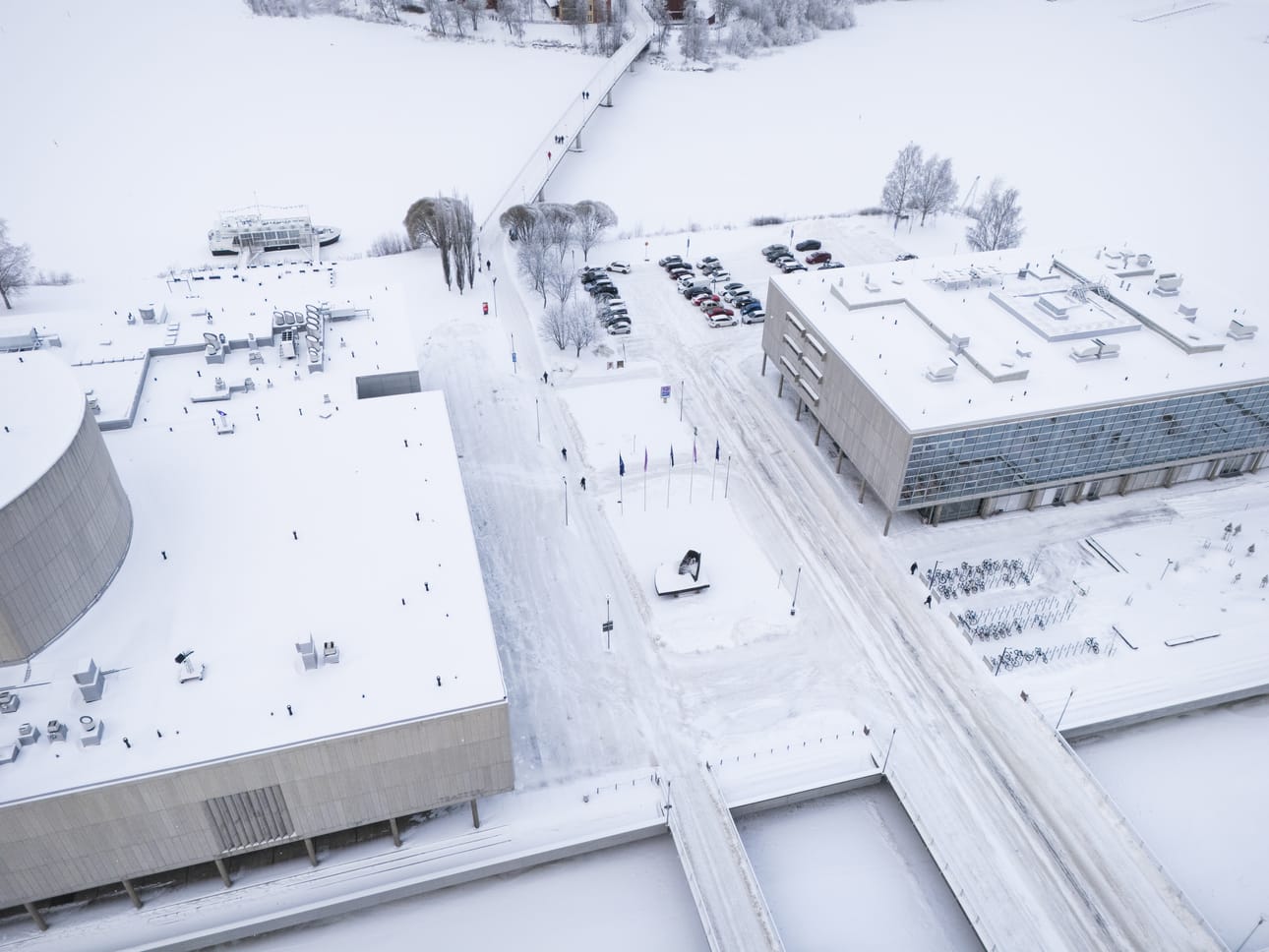 Kuvassa on vasemmalla Oulun Teatteri ja oikealla Keskustakirjasto Saari. Uusi tornihotelli tulee kuvan oikeassa reunassa näkyvän ja kirjaston vieressä sijaitsevan pysäköintialueen paikalle.
