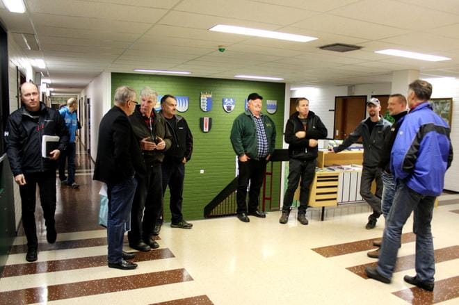 Kuntalaisaloitteen puolustajat odottivat valtuustosalin ovien aukeamista kunnantalossa maanantaina. KUVA: MINNA ZILLIACUS