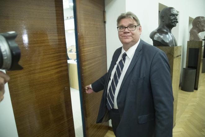 Toimitusministeristön ulkoministeri Timo Soini (sin.) johtaa perjantaina Finlandia-talossa Euroopan neuvoston kokouksen. Kokouksen painoarvosta kertoo, että siihen osallistuu yli 30 ulkoministeriä, mikä lähentelee järjestön ennätystä. KUVA: