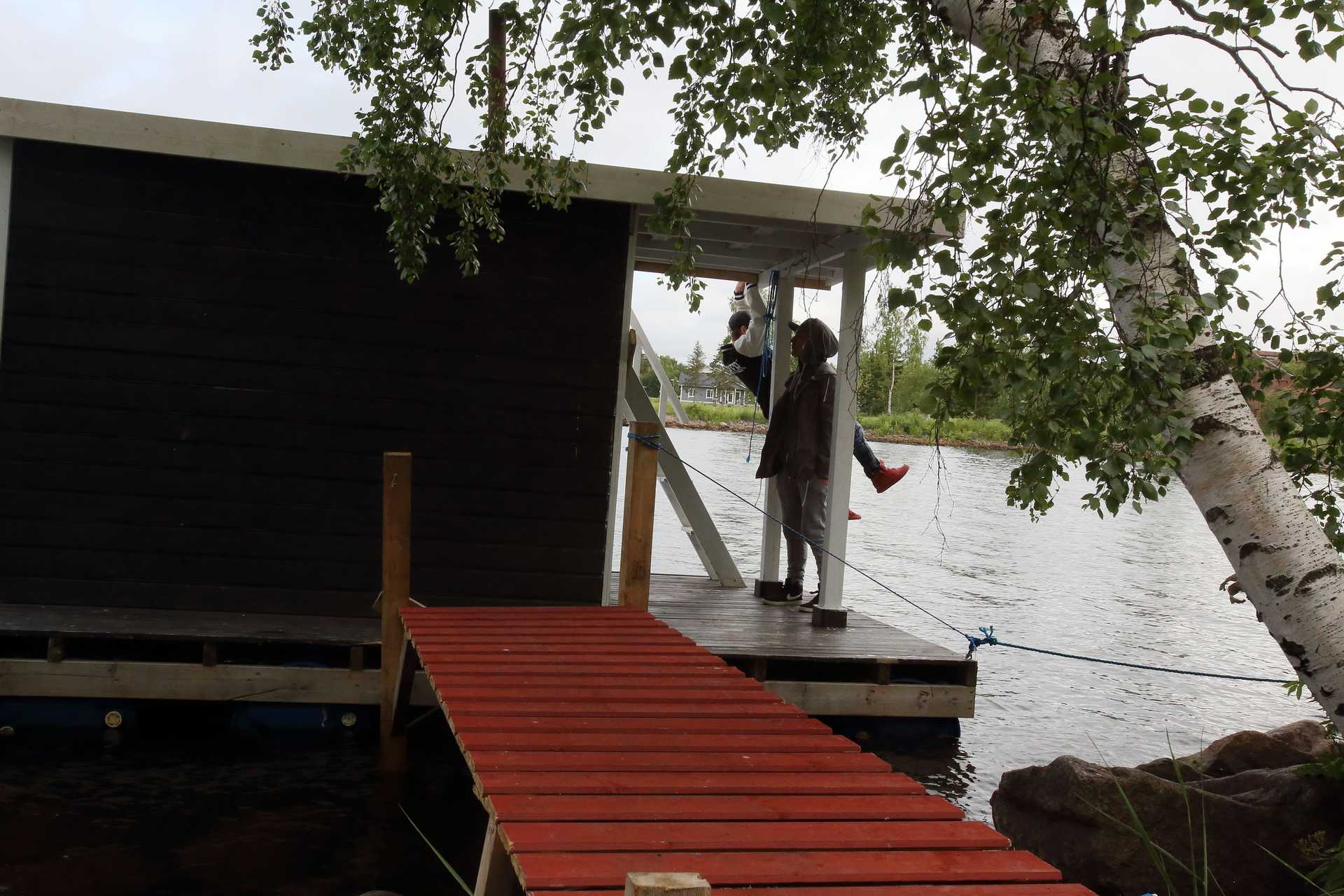 Sauna on suunniteltu ja toteutettu nuorten miesten mieltymyksiin sopivaksi.