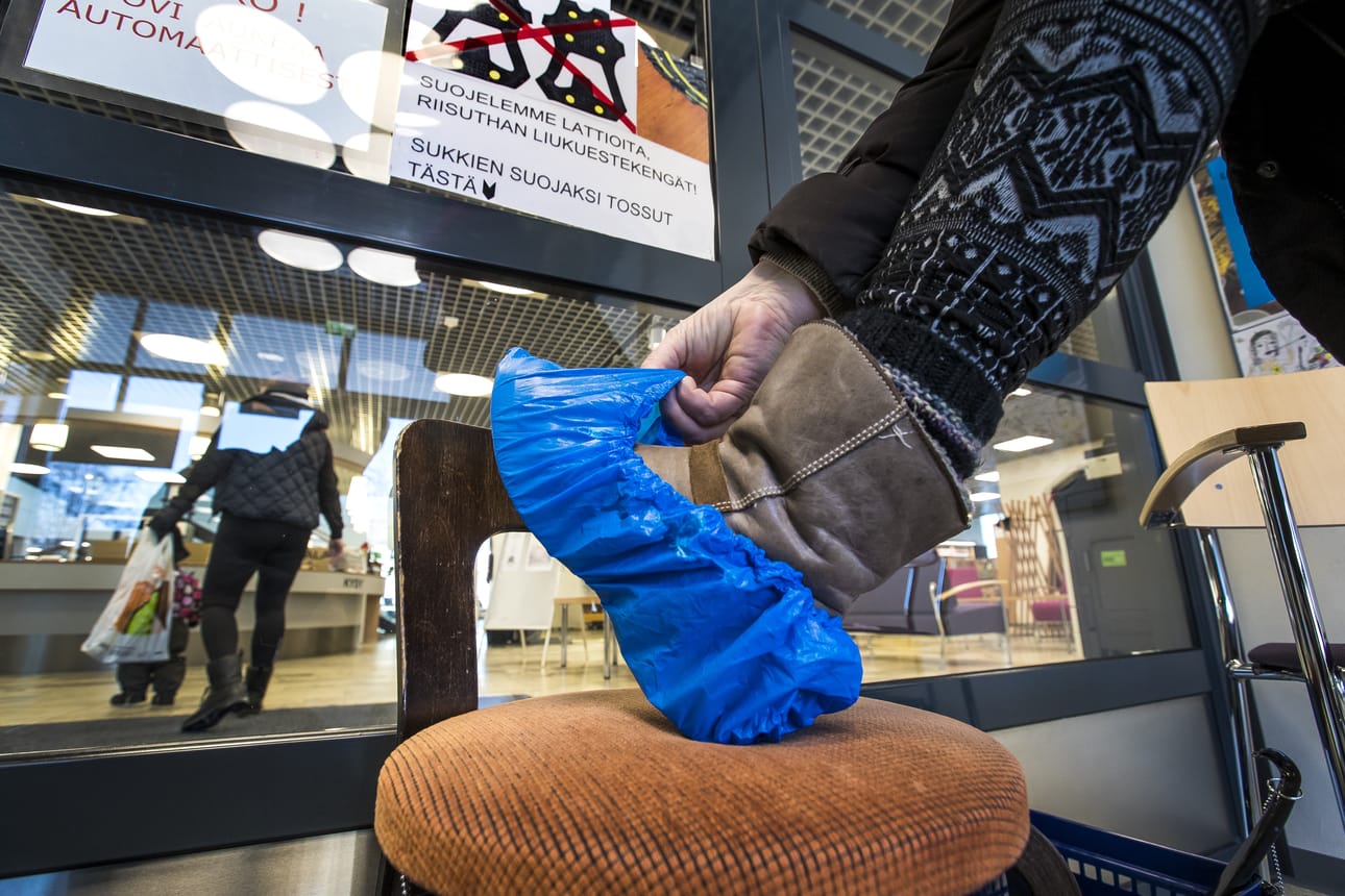 Raahen pääkirjastossa suositellaan suojatossujen käyttöä. "Suojelemme lattioita. Riisuthan liukuestekengät. Sukkien suojaksi tossut tästä", neuvotaan opastaulussa eteisessä. Moni vetää tossut kuitenkin suoraan kenkien päälle.