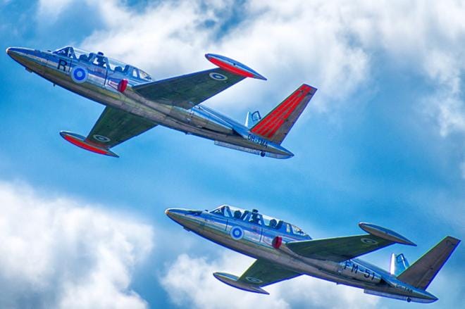 Fouga Magisterit viheltävät Silver Jets -osaston lentäjien käsittelyssä. KUVA: TUOMO SALONEN